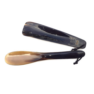 Đón gót giày bằng sừng bò: 2 cây mang giày handmade. Cây xỏ giày cho nam nữ nhỏ gọn, bền đẹp, tiện dụng.