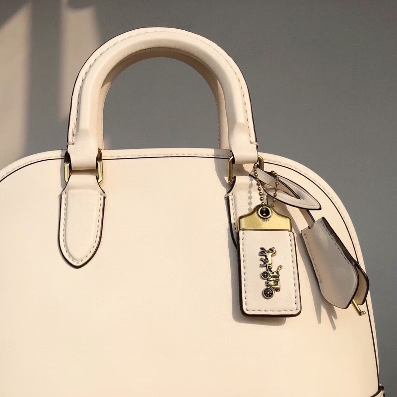 Túi Coach dáng hên