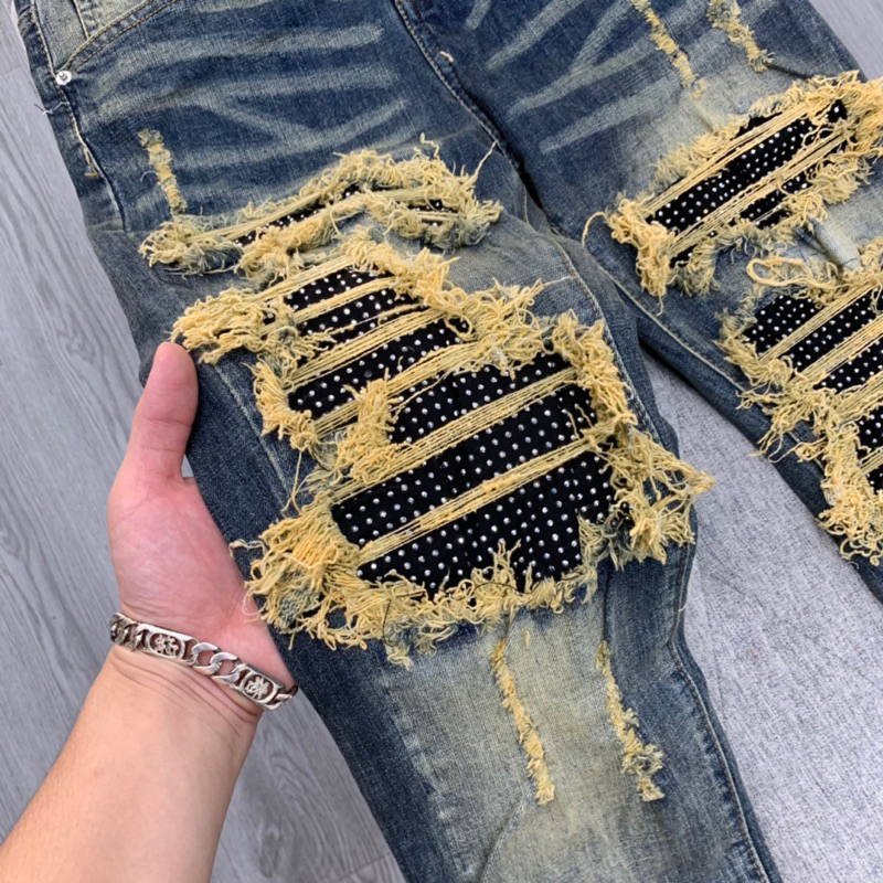 Quần xanh vá đen đính đá vladak rách xù chỉ vàng,quần jean 4 khuy vladak đính đá trắng phong cách boy phố