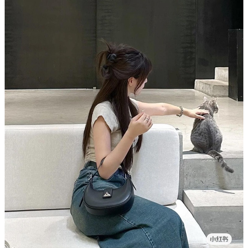 Order - Túi đeo vai dáng cong CNKeith  authentic