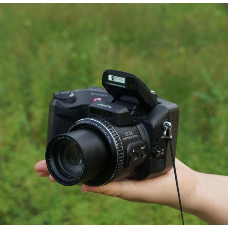 Máy ảnh Fujifilm FinePix S602 Ngoại hình chuyên nghiệp, chất ảnh vintage