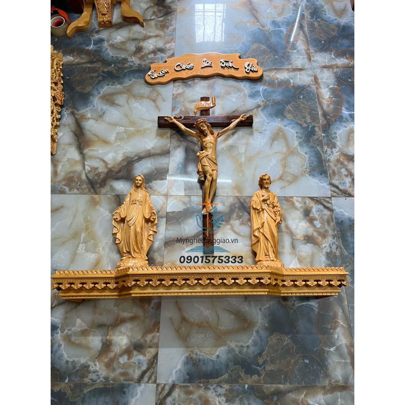 Bảng chữ Thiên Chúa là Tình Yêu bằng gỗ