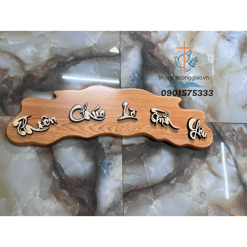 Bảng chữ Thiên Chúa là Tình Yêu bằng gỗ