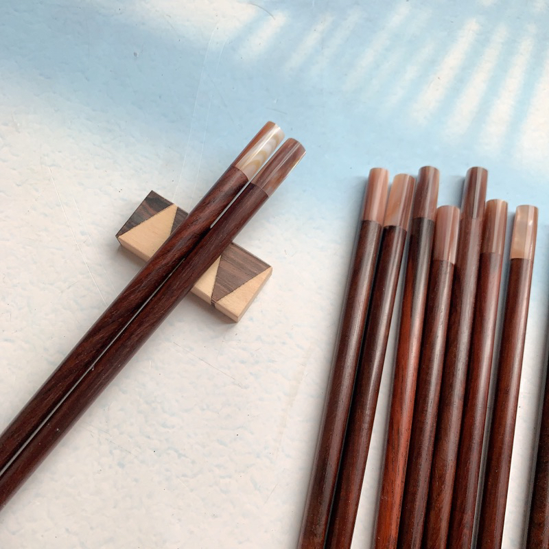 Đũa gỗ trắc tròn gắn trai hồng 23cm Vitrapro