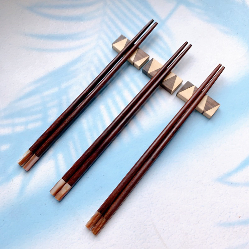 Đũa gỗ trắc tròn gắn trai hồng 23cm Vitrapro