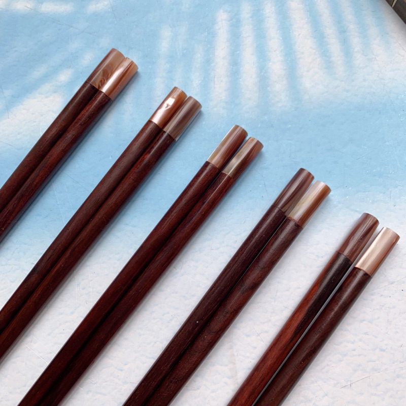 Đũa gỗ trắc tròn gắn trai hồng 23cm Vitrapro