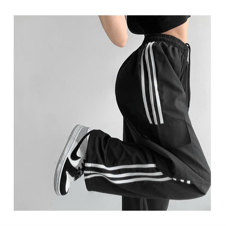 Quần jogger chất vải dù dáng ống rộng phong cách thể thao năng động phối viền 3 sọc len form cực chuẩn dáng cá tính