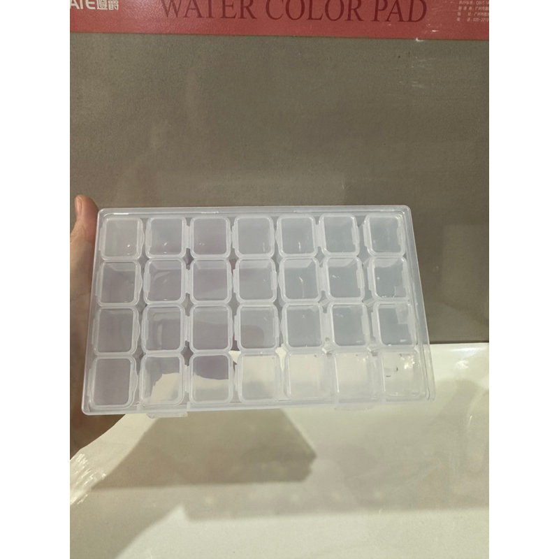 Hộp chiết màu 28 ô nhựa