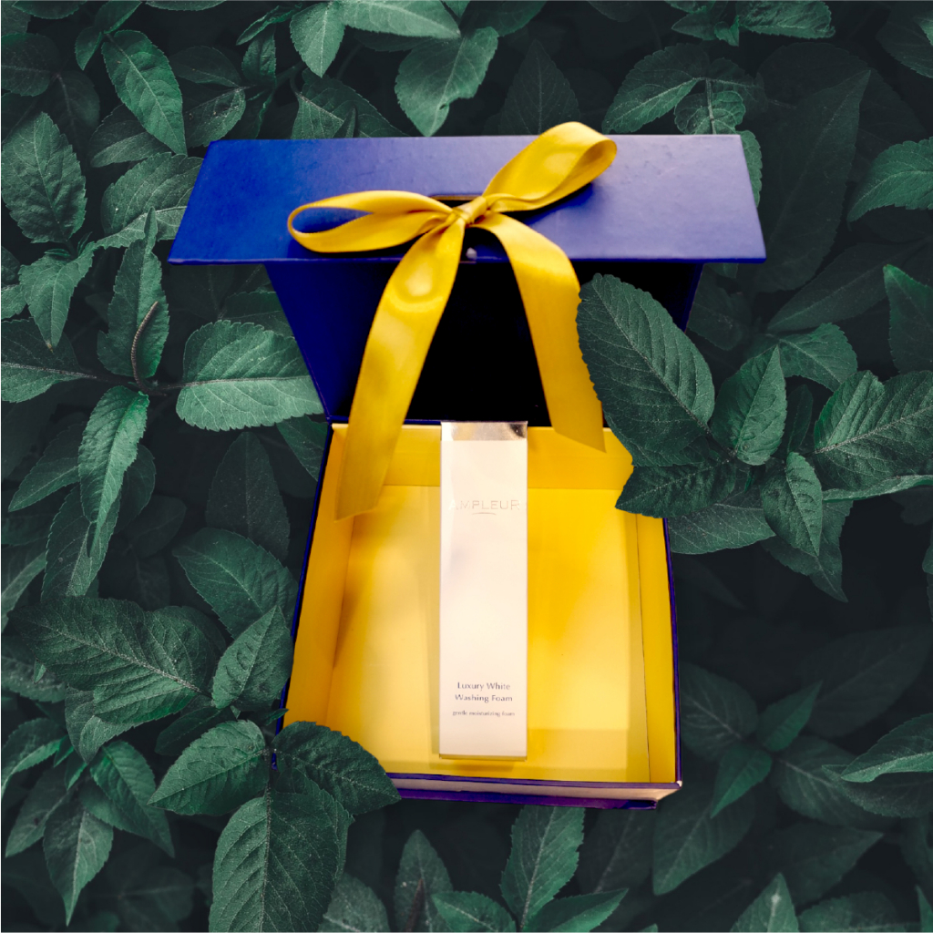 Sữa rửa mặt AMPLEUR Luxury White Washing Foam N làm sạch bã nhờn, bụi bẩn, giúp da trắng sáng 130g Nhật Bản