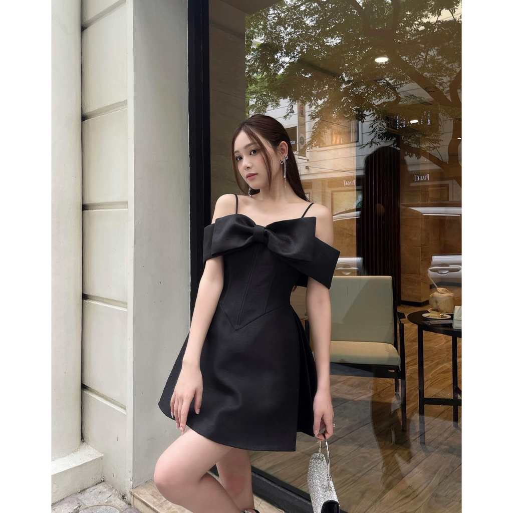 ĐẦM TRỄ VAI NƠ NGỰC