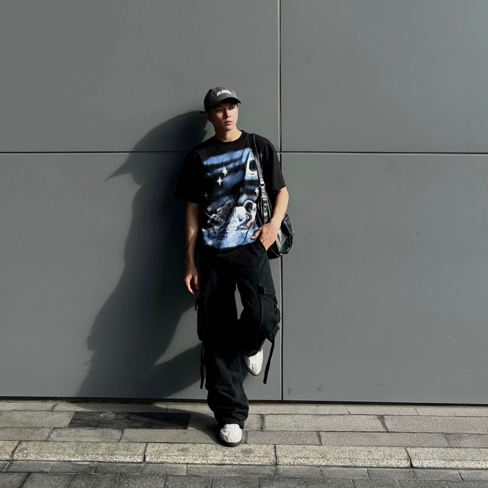 Áo thun unisex Staring Light Tee màu đen- Charm tee Onism