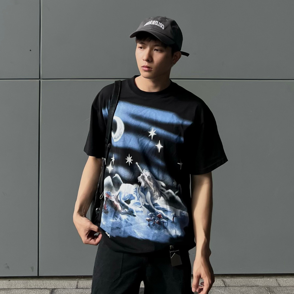 Áo thun unisex Staring Light Tee màu đen- Charm tee Onism