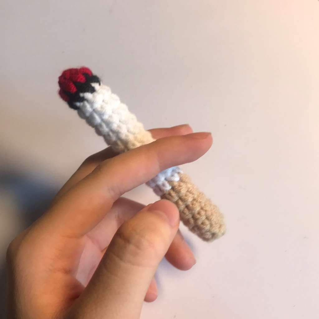 Điếu thuốc lá Handmade bằng len