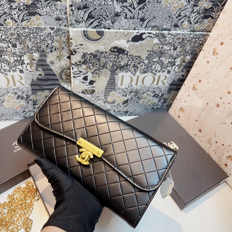 Clutch cầm tay có dây xích đeo chéo