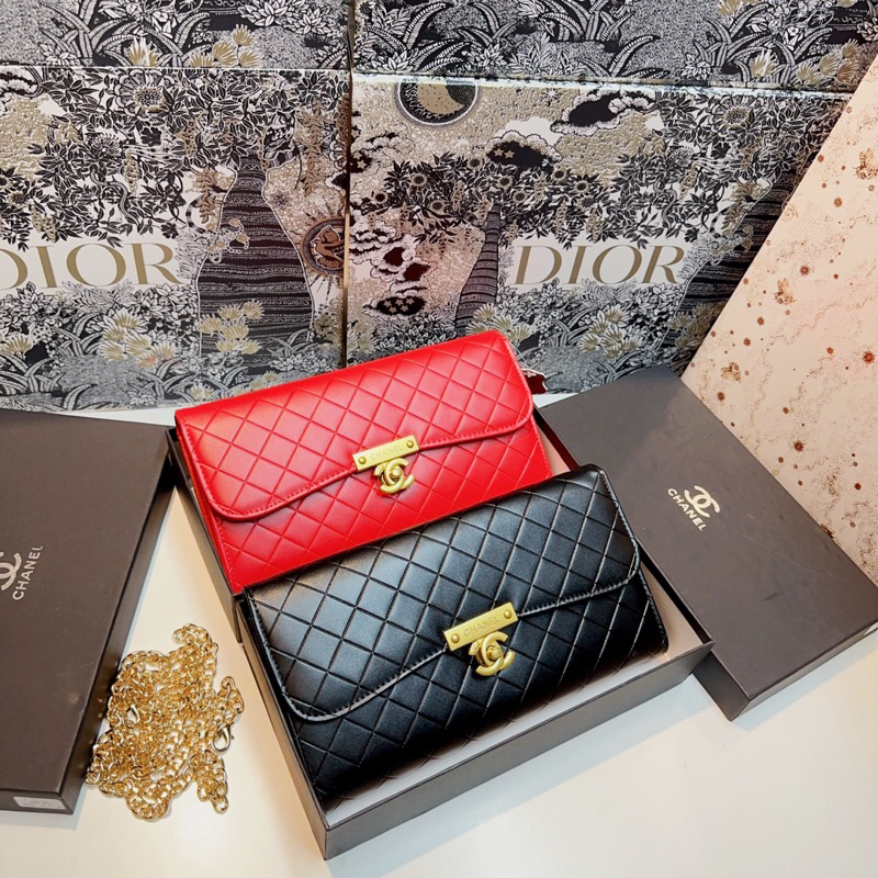 Clutch cầm tay có dây xích đeo chéo