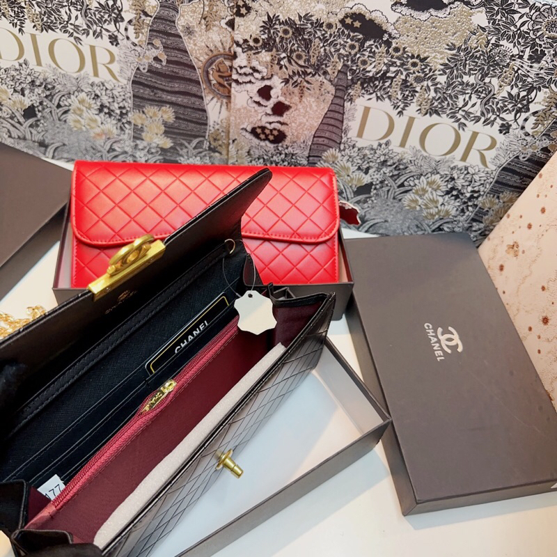 Clutch cầm tay có dây xích đeo chéo