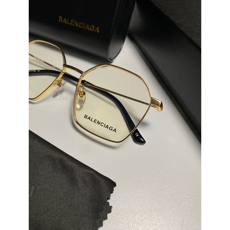 Kính Balenciaga bestquality khung thép, Mắt chống UV nhẹ tặng kèm COMBO 3 món khăn, nước, vít