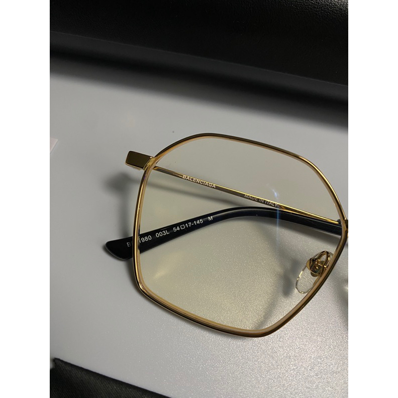 Kính Balenciaga bestquality khung thép, Mắt chống UV nhẹ tặng kèm COMBO 3 món khăn, nước, vít