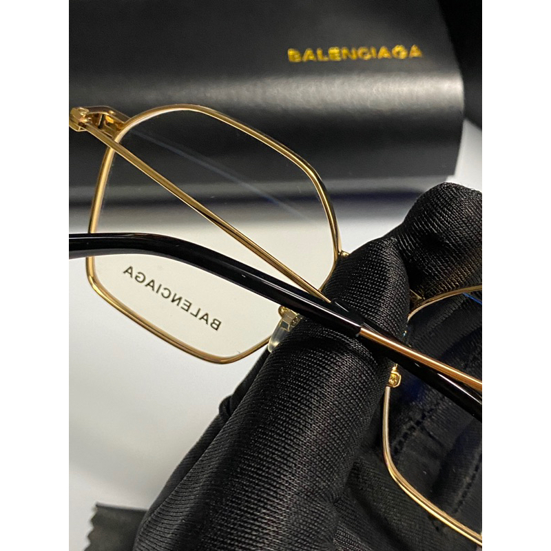 Kính Balenciaga bestquality khung thép, Mắt chống UV nhẹ tặng kèm COMBO 3 món khăn, nước, vít