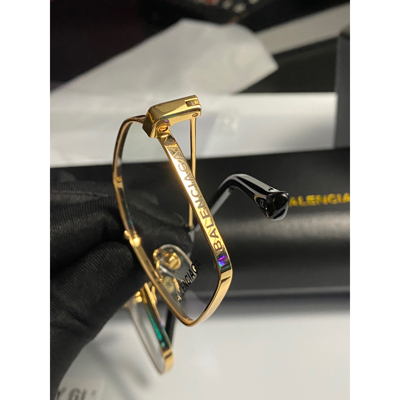 Kính Balenciaga bestquality khung thép, Mắt chống UV nhẹ tặng kèm COMBO 3 món khăn, nước, vít