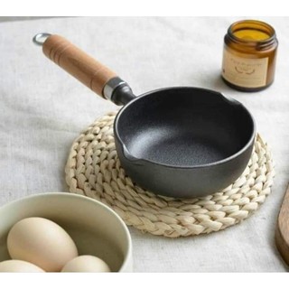 Chảo gang nguyên khối - chảo gang sâu lòng cán gỗ size 13cm Tay của chảo gang được làm bằng gỗ sồi chống nóng