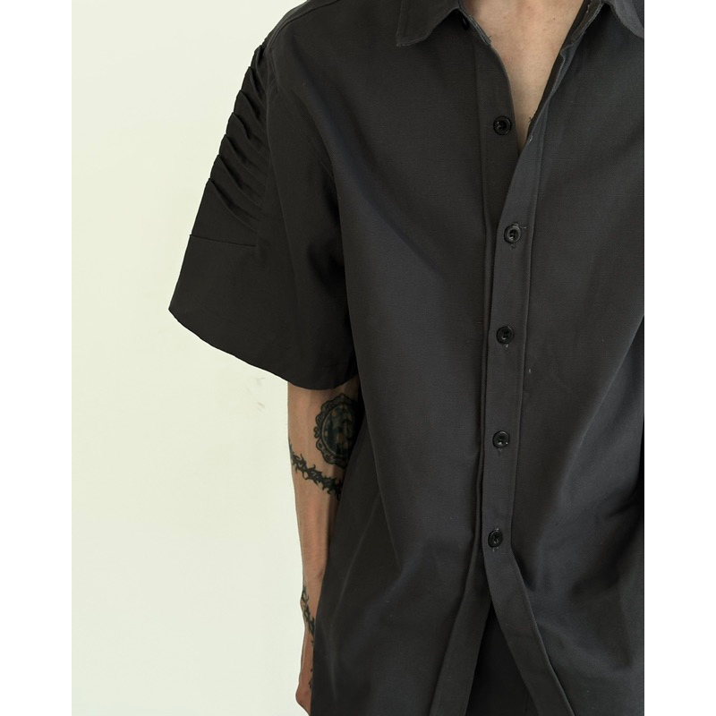 Bộ đồ gồm áo sơ mi và short xám - OOS Resort 2023