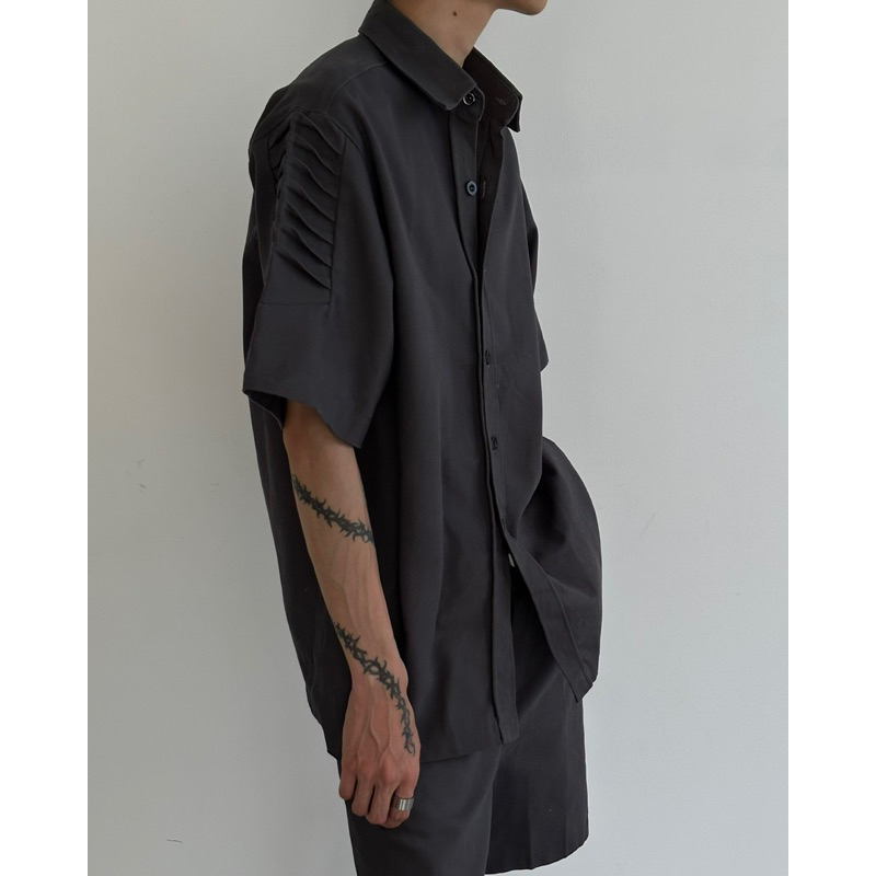 Bộ đồ gồm áo sơ mi và short xám - OOS Resort 2023