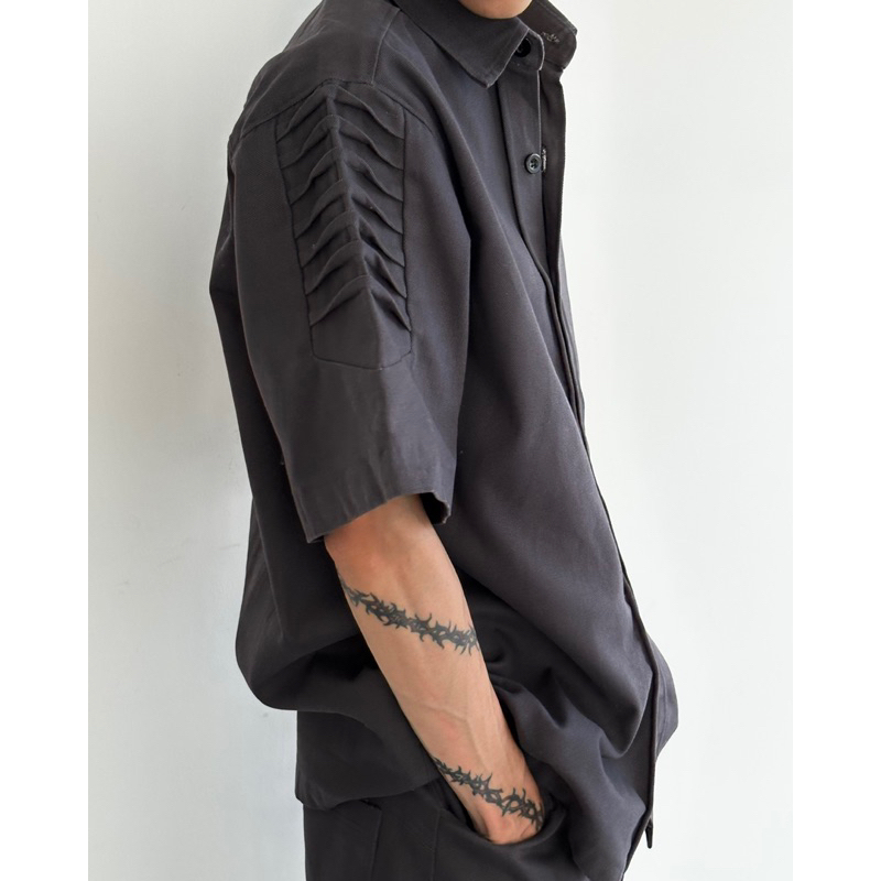 Bộ đồ gồm áo sơ mi và short xám - OOS Resort 2023