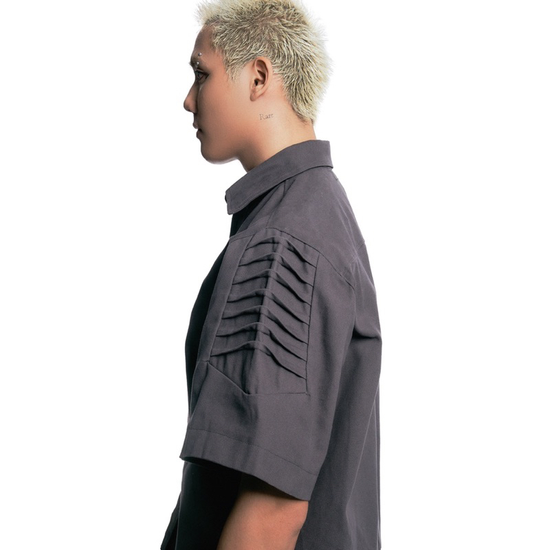 Bộ đồ gồm áo sơ mi và short xám - OOS Resort 2023