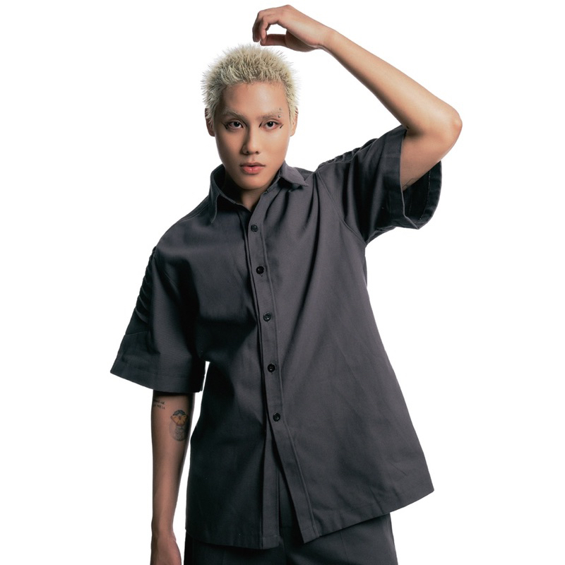 Bộ đồ gồm áo sơ mi và short xám - OOS Resort 2023