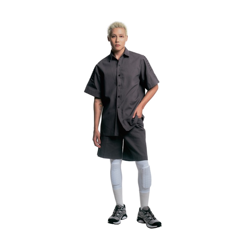 Bộ đồ gồm áo sơ mi và short xám - OOS Resort 2023