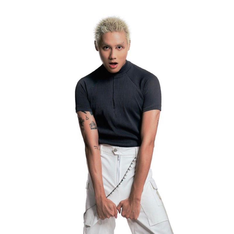 Áo ôm Coal và quần trắng Dew - OOS Resort 2023