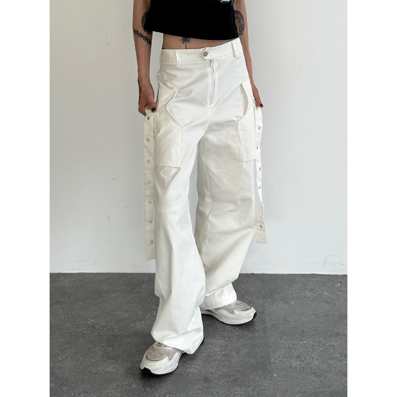 Áo ôm Coal và quần trắng Dew - OOS Resort 2023