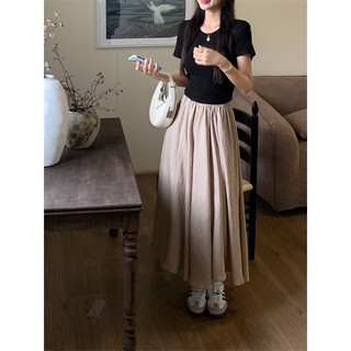 Set áo thun trắng cổ tròn chân váy midi jean kèm nịt