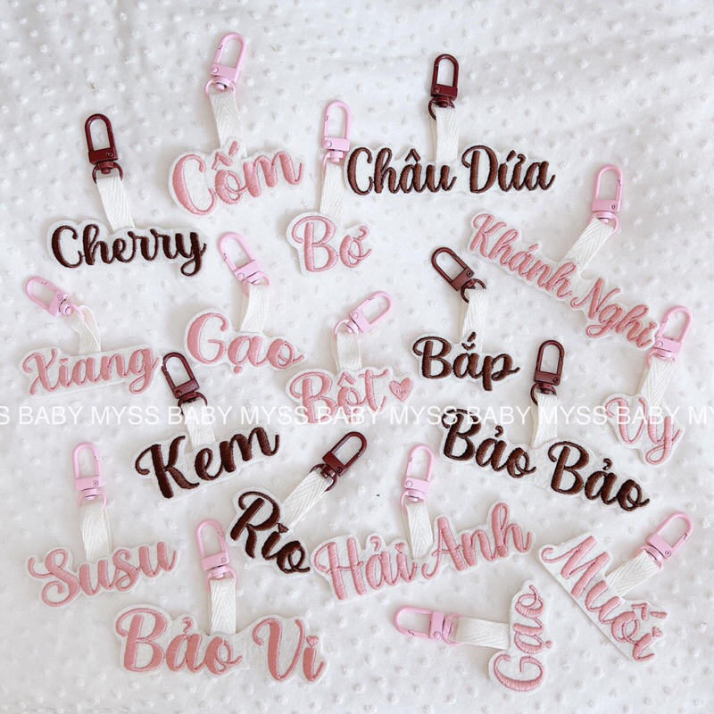 Thẻ tên đeo ba lô cho bé thêu tên theo yêu cầu MYSS BABY