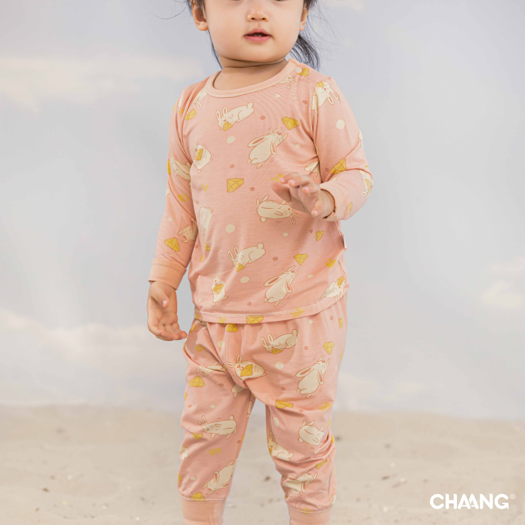 Chaang bộ dài tay cúc vai họa tiết Treasure cho bé AW23