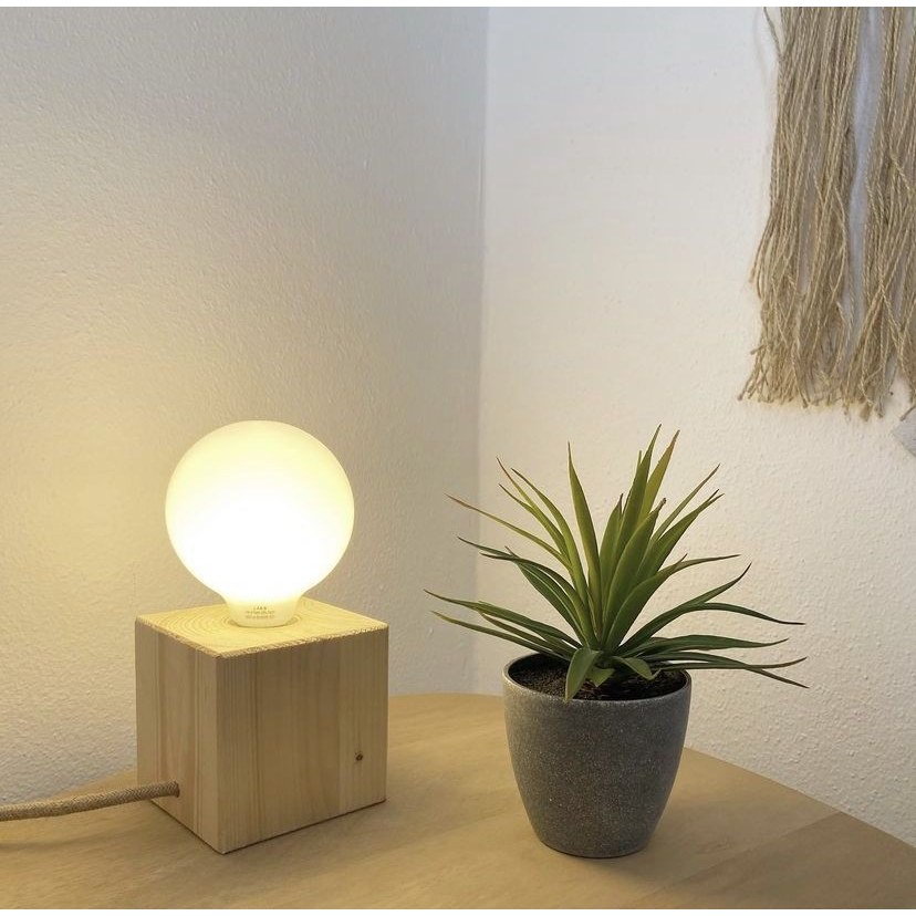 Đèn gỗ nguyên khối phong cách retro decor phòng bà làm việc , chế độ tăng giảm độ sáng
