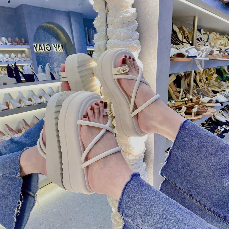 Dép xỏ ngón đế cao phối khuy đồng siêu sang