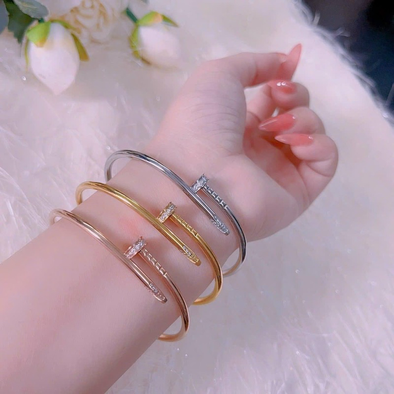 Vòng tay Titan đinh Ca-ti-e đính đá không gỉ