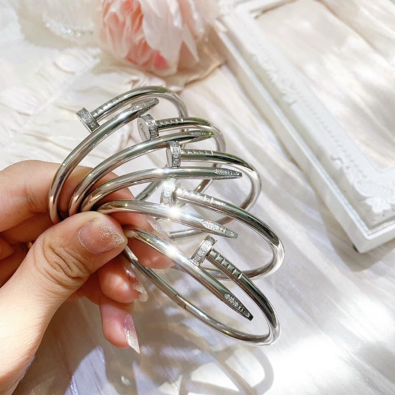 Vòng tay Titan đinh Ca-ti-e đính đá không gỉ