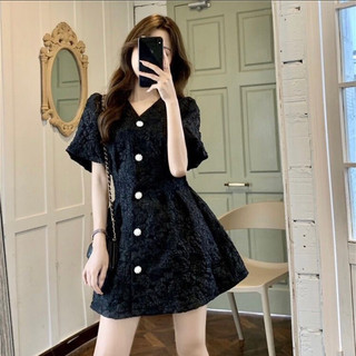 Váy gấm cổ v đính cúc ngọc tay bồng hở lưng trẻ trung cho nữ - Đầm hoạ tiết in nổi
