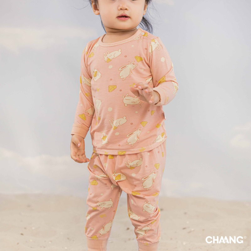 Chaang bộ dài tay cúc vai, bộ dài bèo vai cho bé Treasure AW2023D09