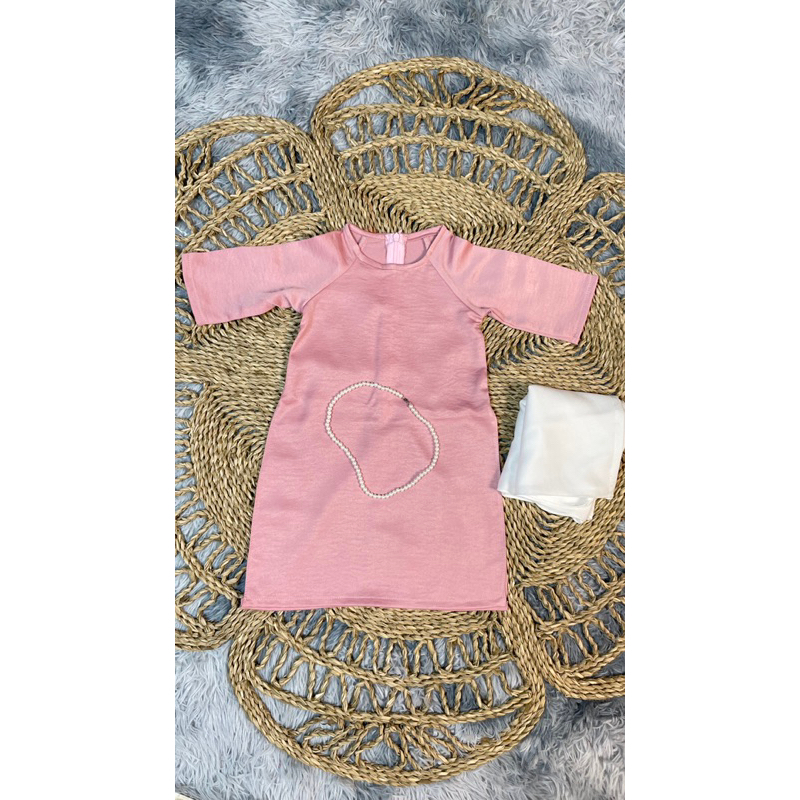 Áo dài bé gái cổ tròn tay lỡ trơn