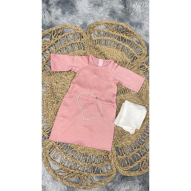 Áo dài bé gái cổ tròn tay lỡ trơn