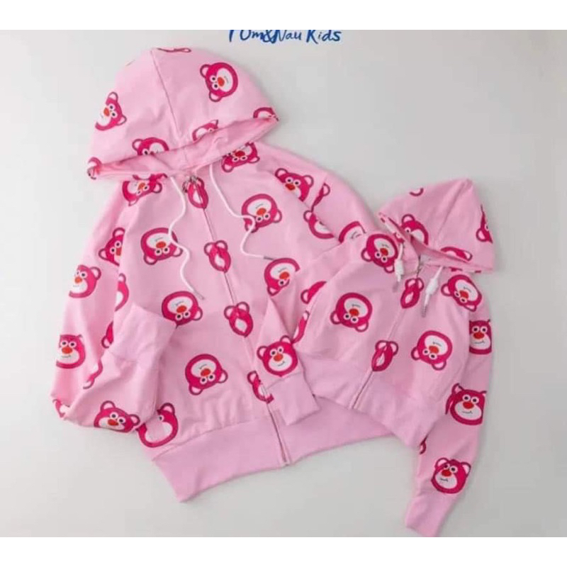 Khoác áo dâu cho mẹ và be