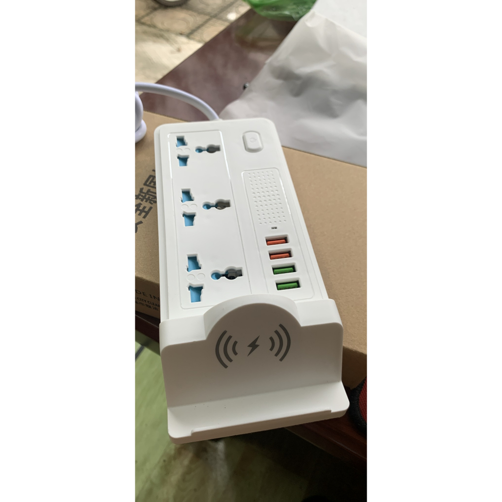 Ổ điện đa năng thông minh có cổng sạc USB tích hợp thêm sạc không dây thích hợp cho mọi gia đình.