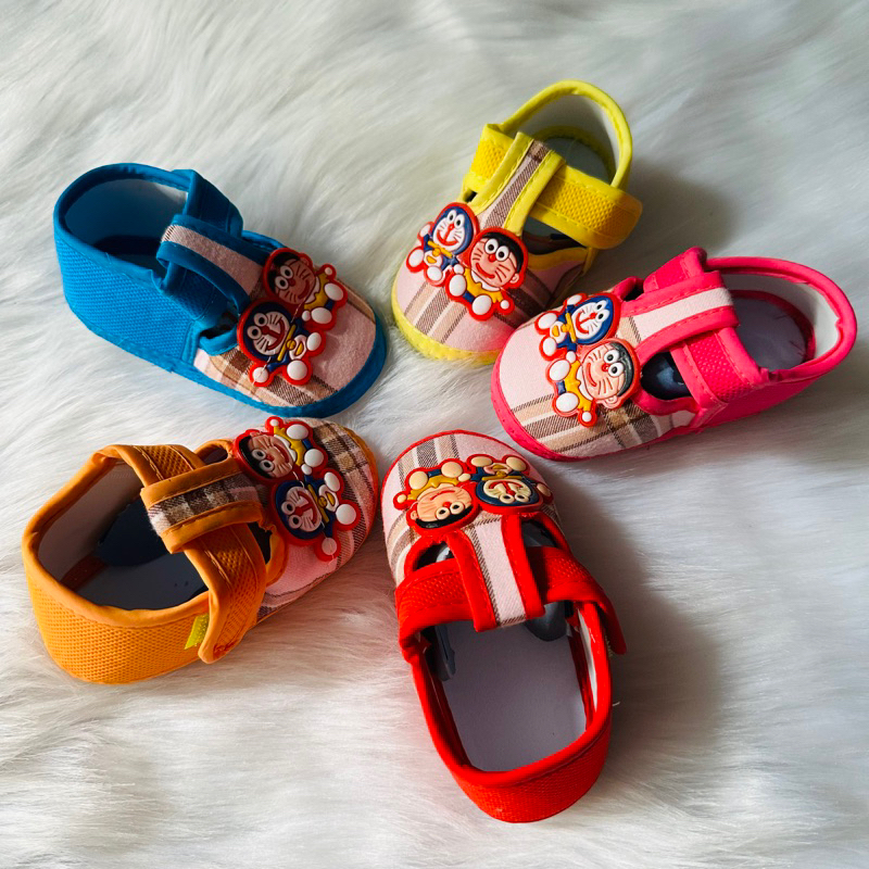 Giày sơ sinh tập đi cho các bé hình Doremon-nobita siêu hot