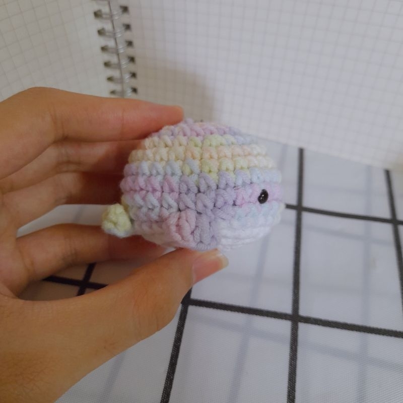 Móc khóa cá voi bằng len handmade