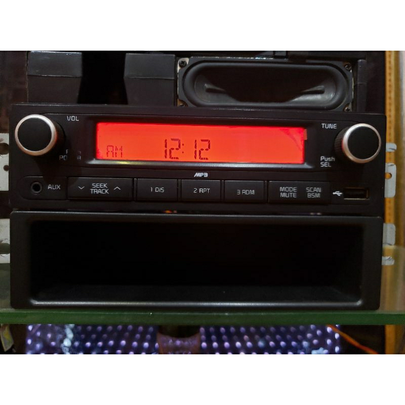 Máy phát nhạc liền Amply xe KIA và xe HYUNDAI. Tính năng USB,AUX,RADIO Loại 1 din thông dụng giành cho các loại xe.