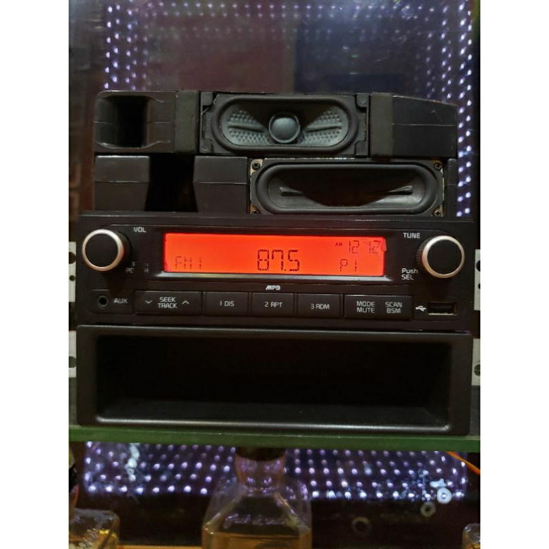 Máy phát nhạc liền Amply xe KIA và xe HYUNDAI. Tính năng USB,AUX,RADIO Loại 1 din thông dụng giành cho các loại xe.